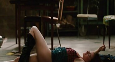 sex đẻ Hussar fucks silicone cô gái ở phía trước phim sex dân tộc của máy ảnh.