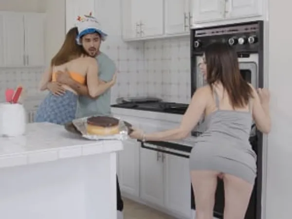 sex vn mẹ con loạn luân Má dâm gạ chịch anh bồ của con gái